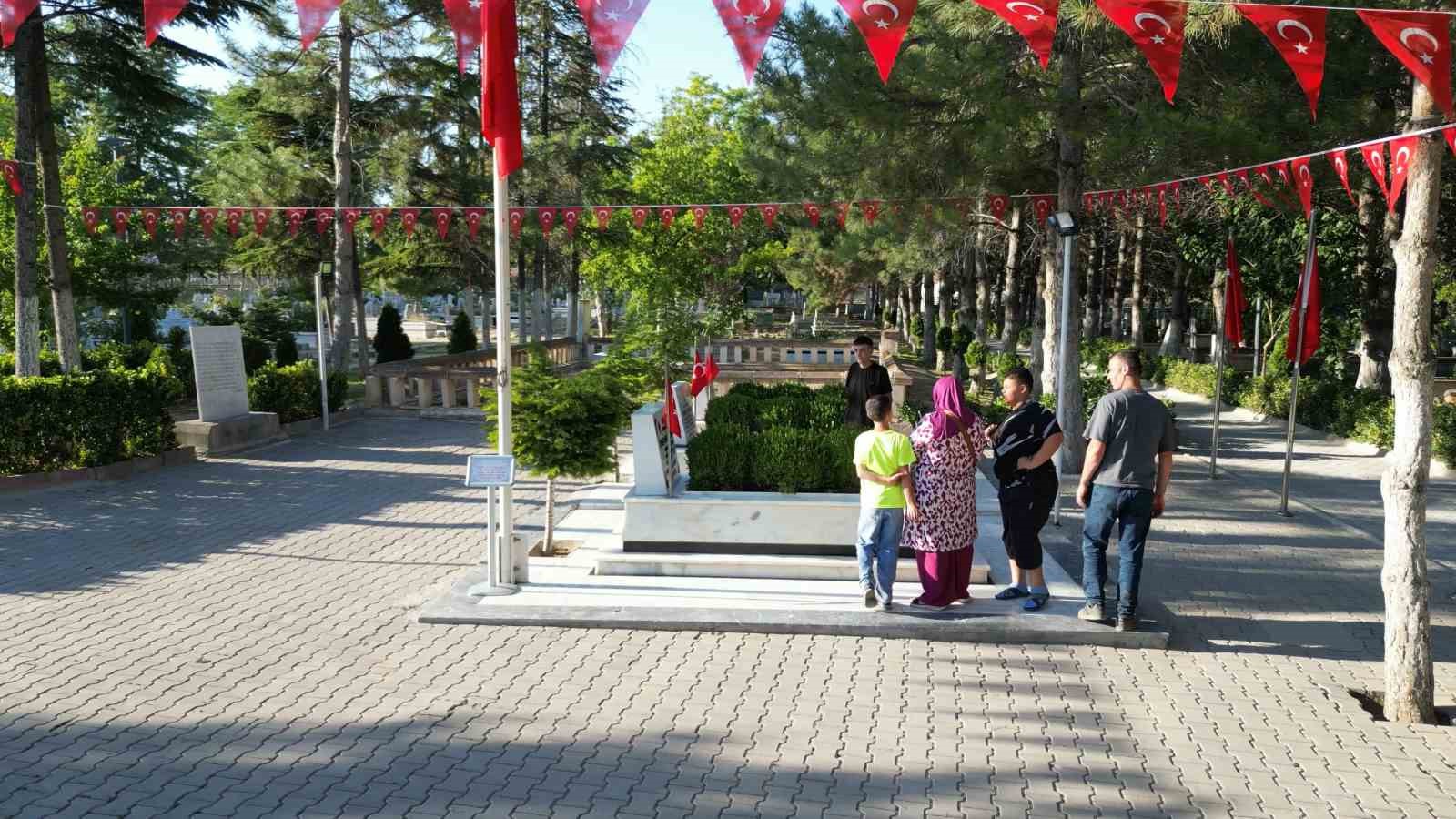 turkiyenin dort bir yanindan sehit omer halisdemirin kabrine ziyaret 5 bLQAyJzN