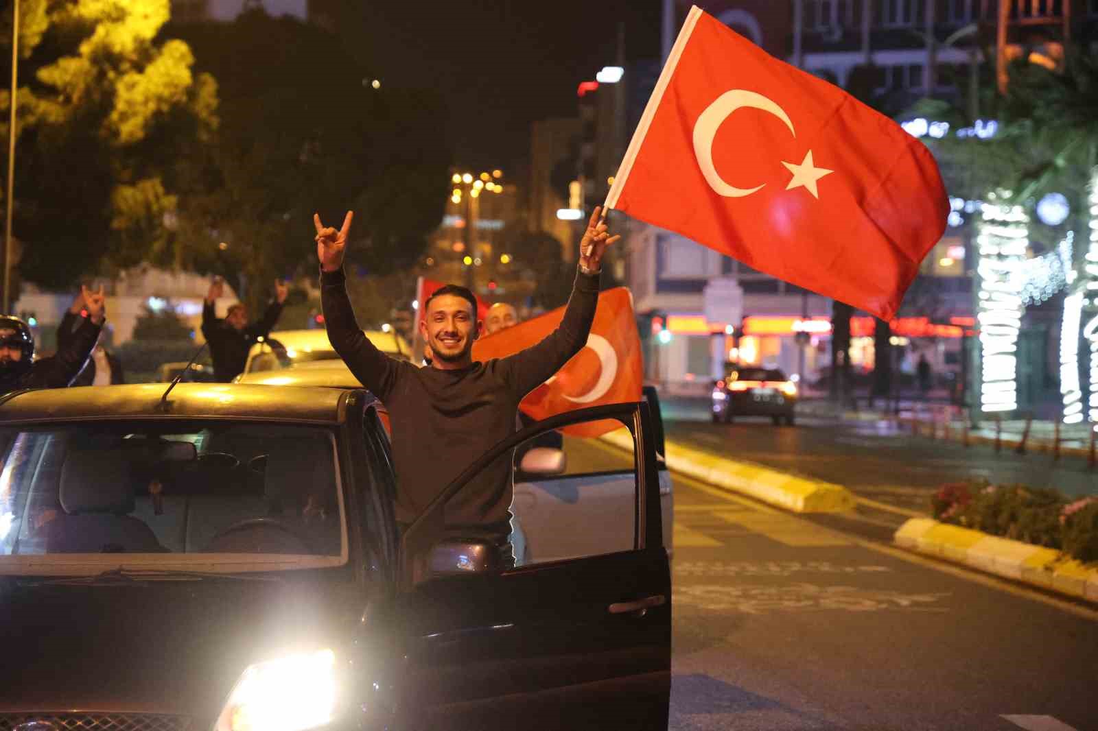 turkiyenin dunya kupasina katilmasi aydinda konvoyla kutlandi 0 HYmE5sLl