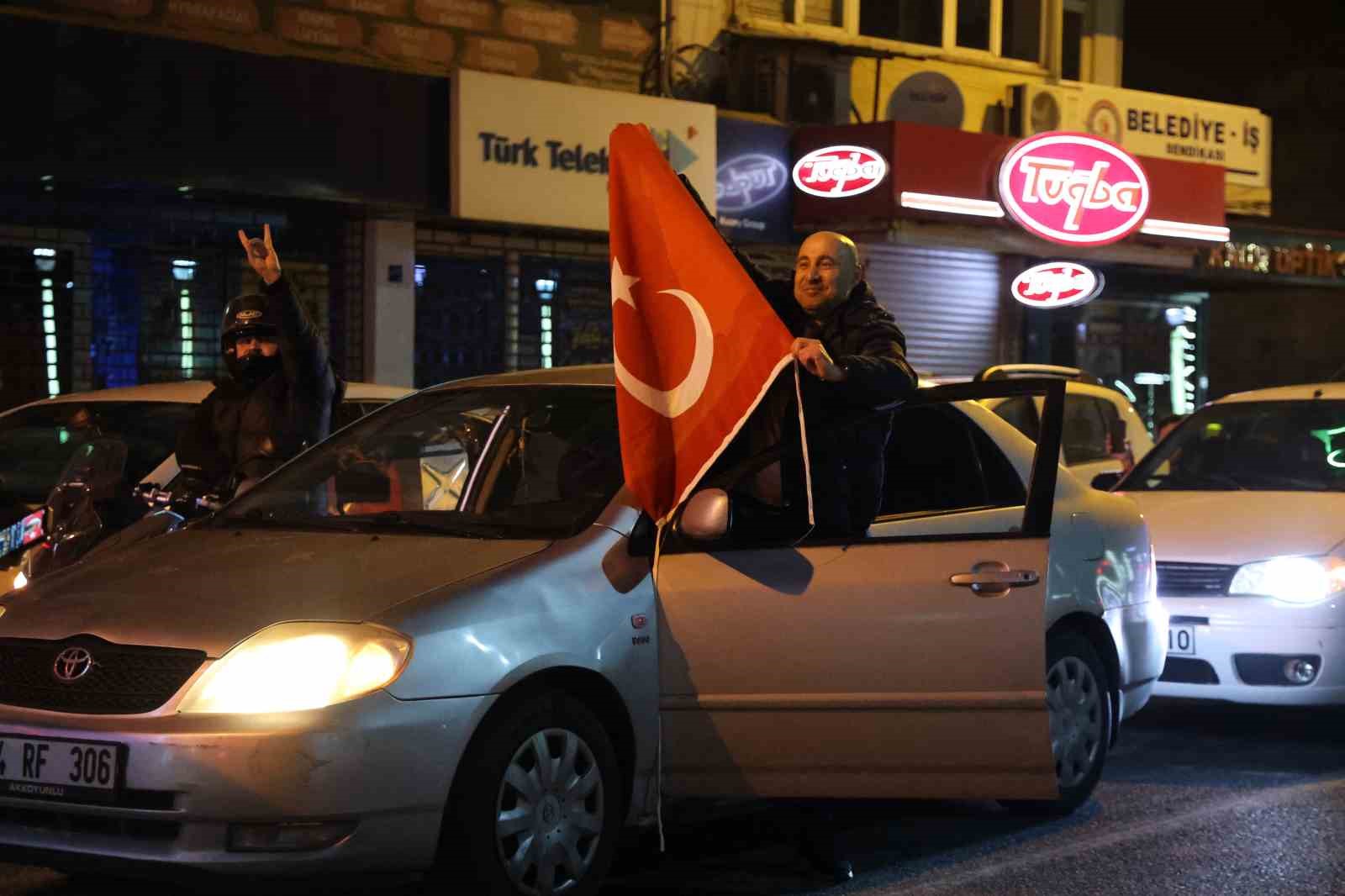 turkiyenin dunya kupasina katilmasi aydinda konvoyla kutlandi 1 E69S5MTO