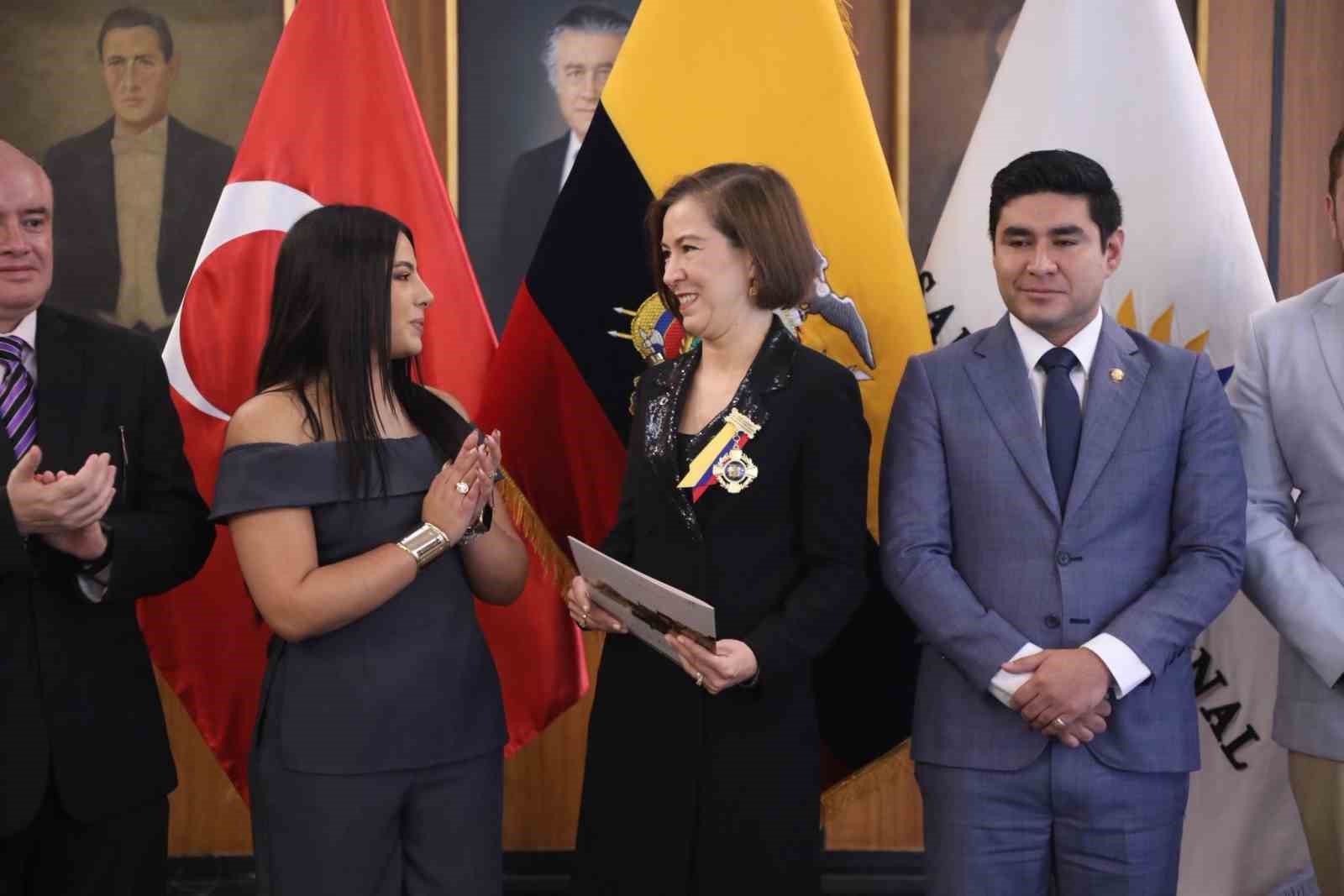 turkiyenin ekvador buyukelcisi yalcina onur nisani 0 cihdpbb9