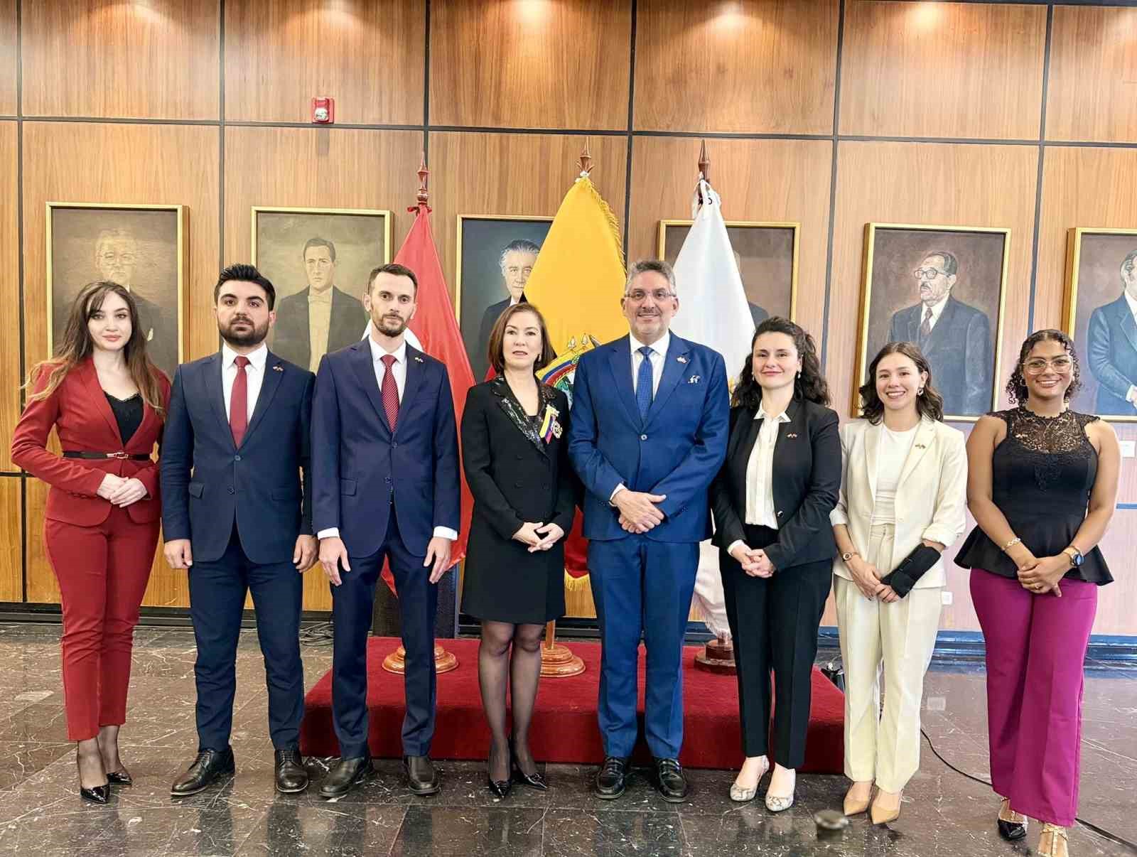 turkiyenin ekvador buyukelcisi yalcina onur nisani 1