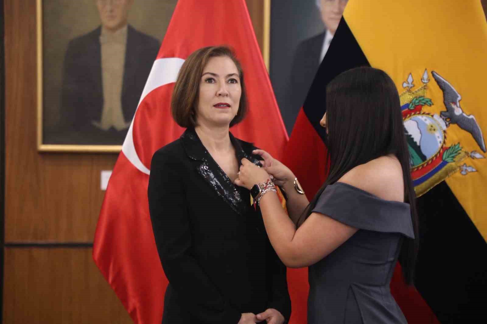 turkiyenin ekvador buyukelcisi yalcina onur nisani 2 pLZSW48r