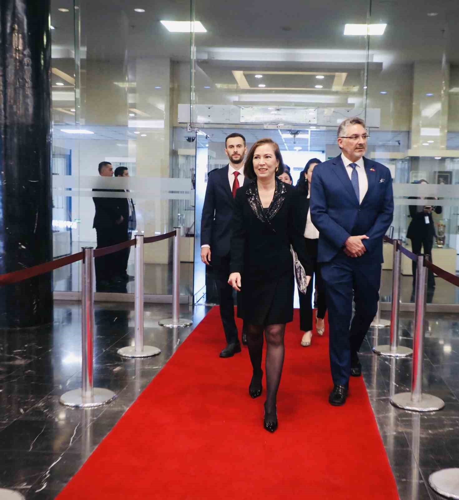 turkiyenin ekvador buyukelcisi yalcina onur nisani 5 rVnkSUz3