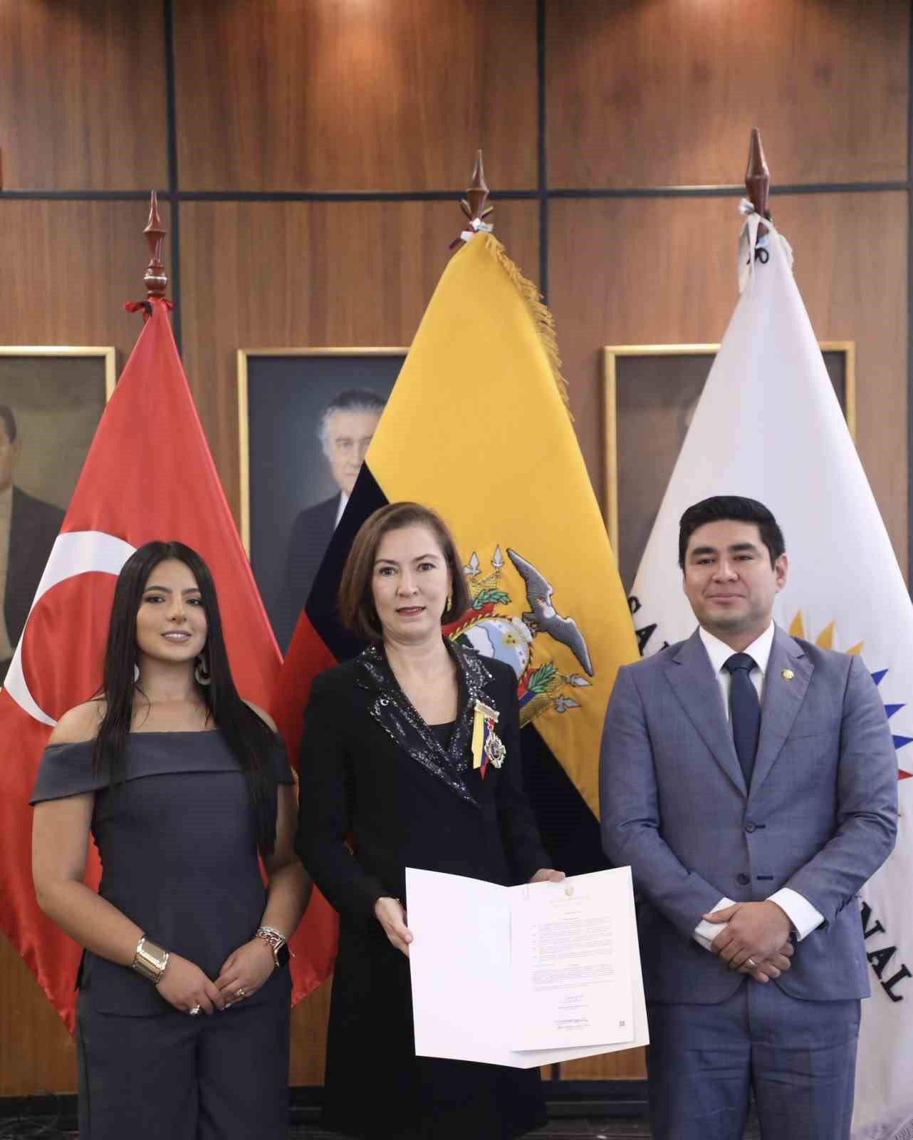 turkiyenin ekvador buyukelcisi yalcina onur nisani 6 mFO9QMgG