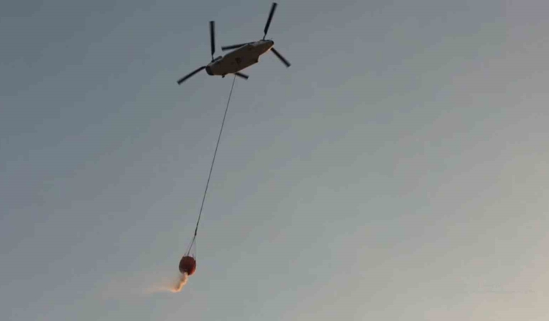 turkiyenin-en-buyuk-yangin-sondurme-helikopteri-sahaya-indi-VZYT987D.jpg