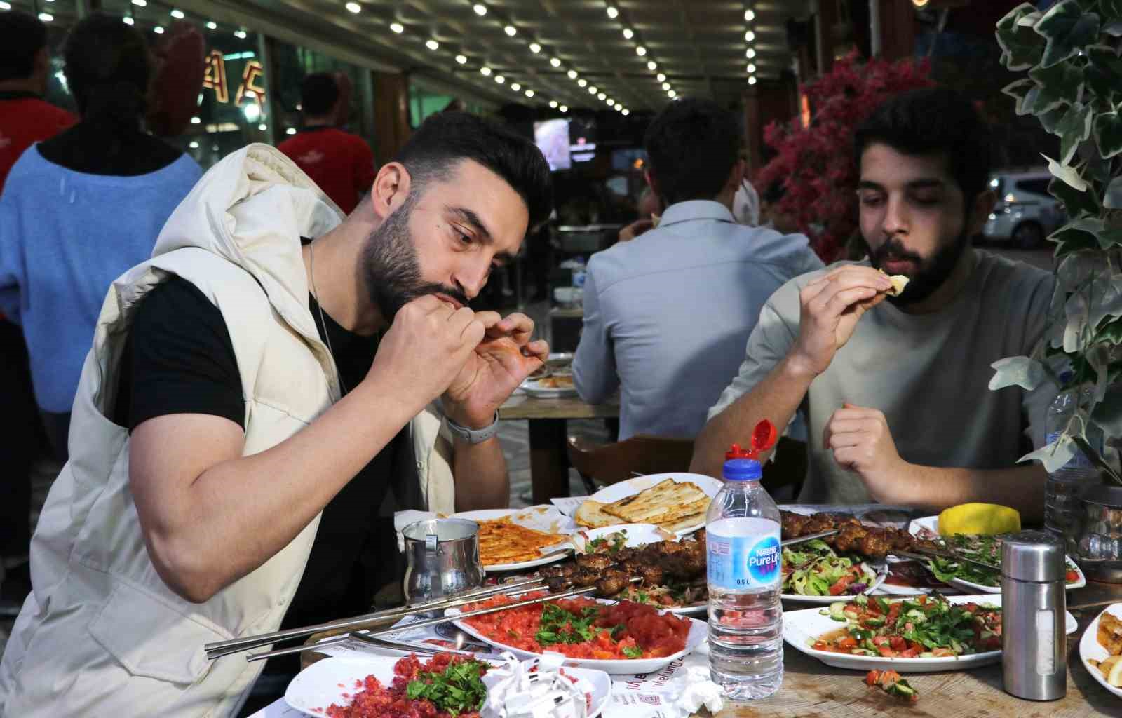 ‘Türkiye’nin en çok akla gelen lezzetleri’ listesinde Adana kebabının 3’üncü olmasına tepki 5 turkiyenin en cok akla gelen lezzetleri listesinde adana kebabinin 3uncu olmasina tepki 1 zSdKV6HC
