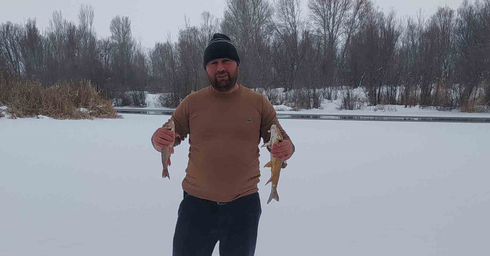 turkiyenin en uzun nehri dondu uzerinde eskimo usulu balik avladilar 3