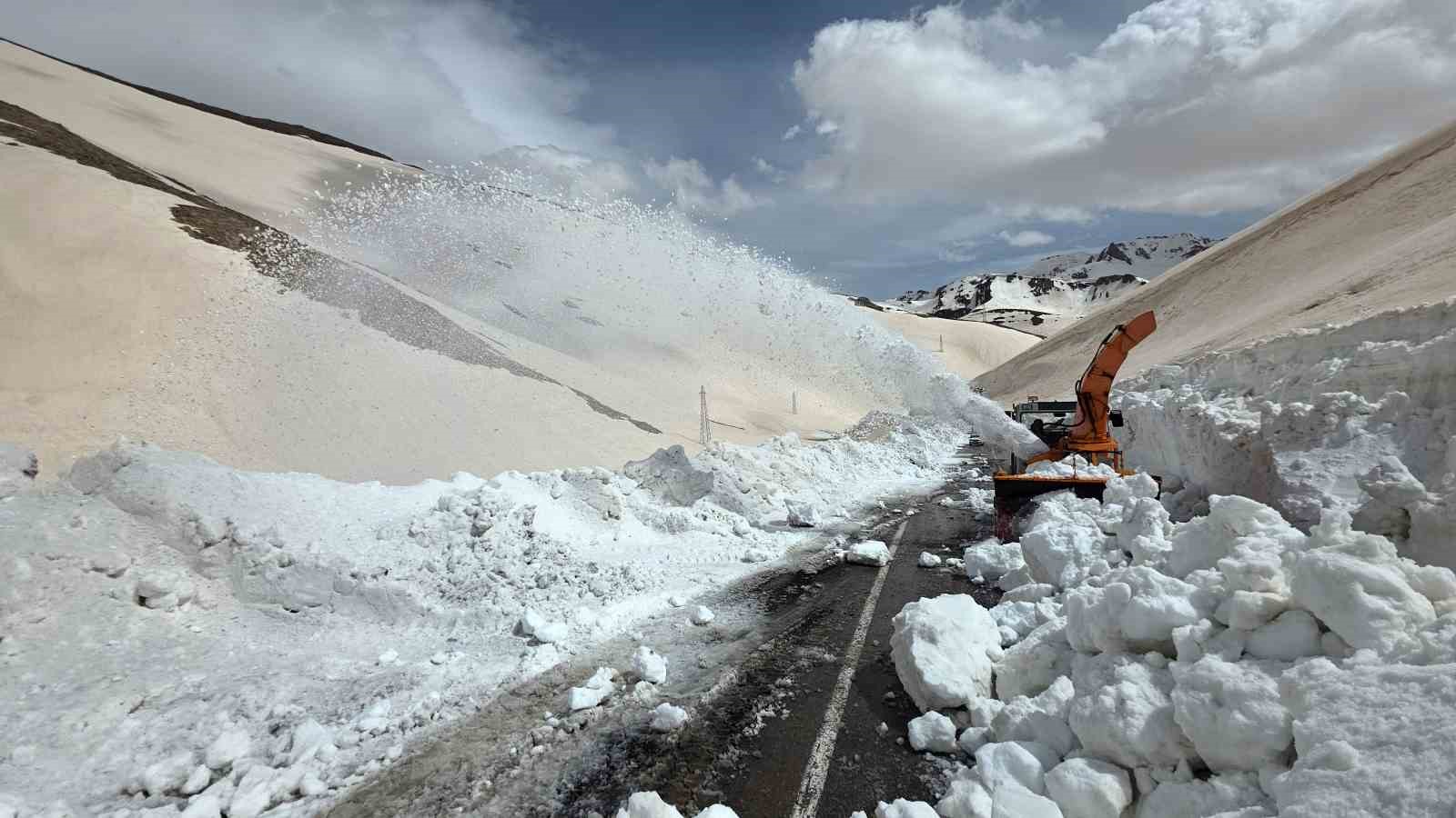 turkiyenin en yuksek gecidinde hummali calisma devam ediyor 5 PJeFDhLf