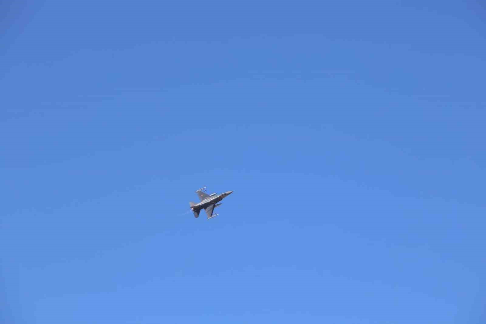 turkiyenin gonderdigi f 16lar kktcde 3 JDhbgvng