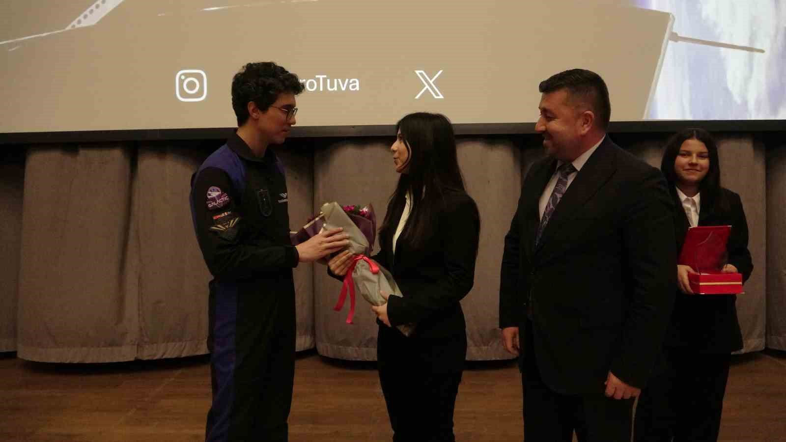 turkiyenin ikinci milli astronotu tuva cihangir atasever ispartada ogrencilerle bulustu 4 rpG59pdX