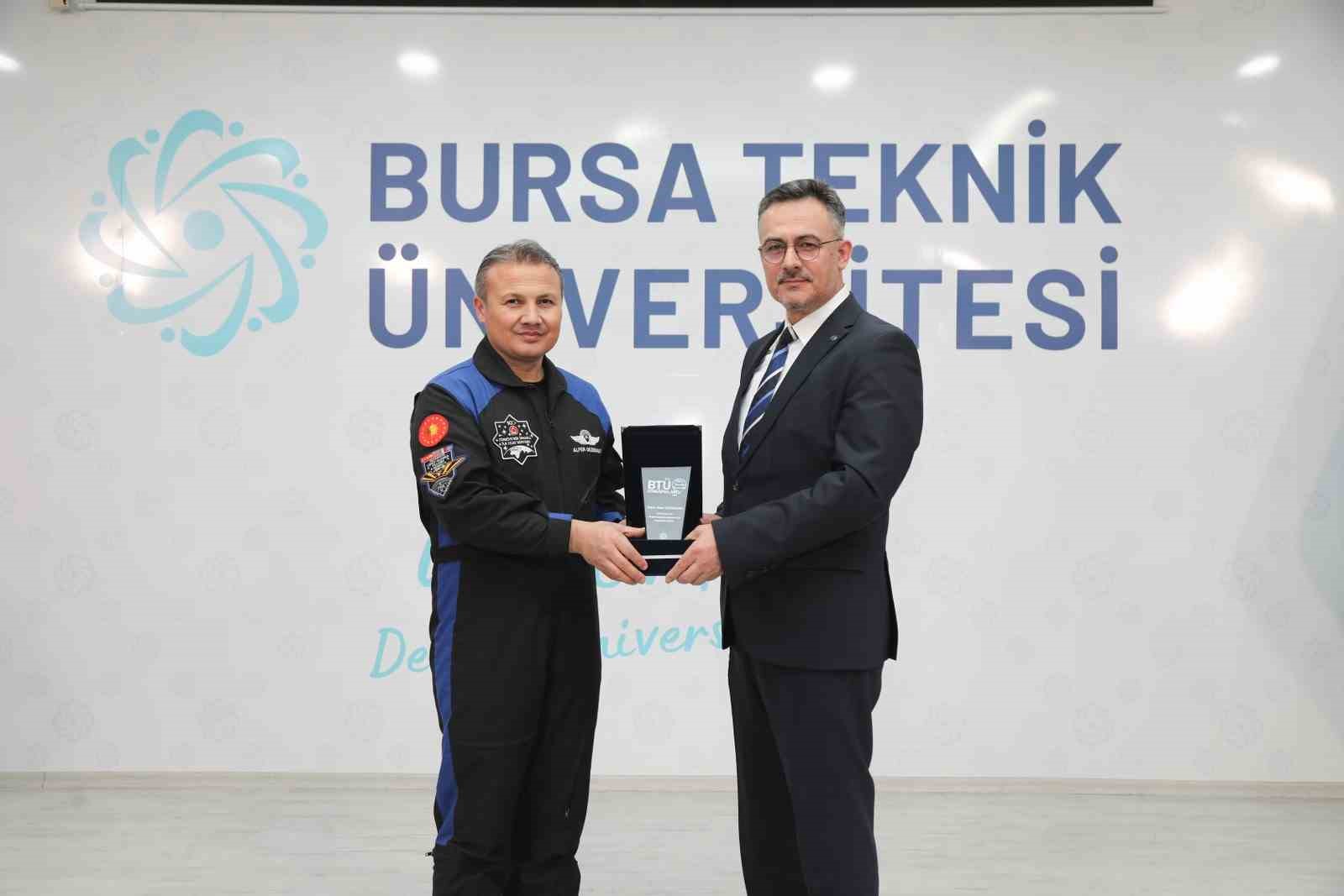 turkiyenin ilk astronotu alper gezeravci btu ogrencileriyle bulustu 6 YrwU8Lsf
