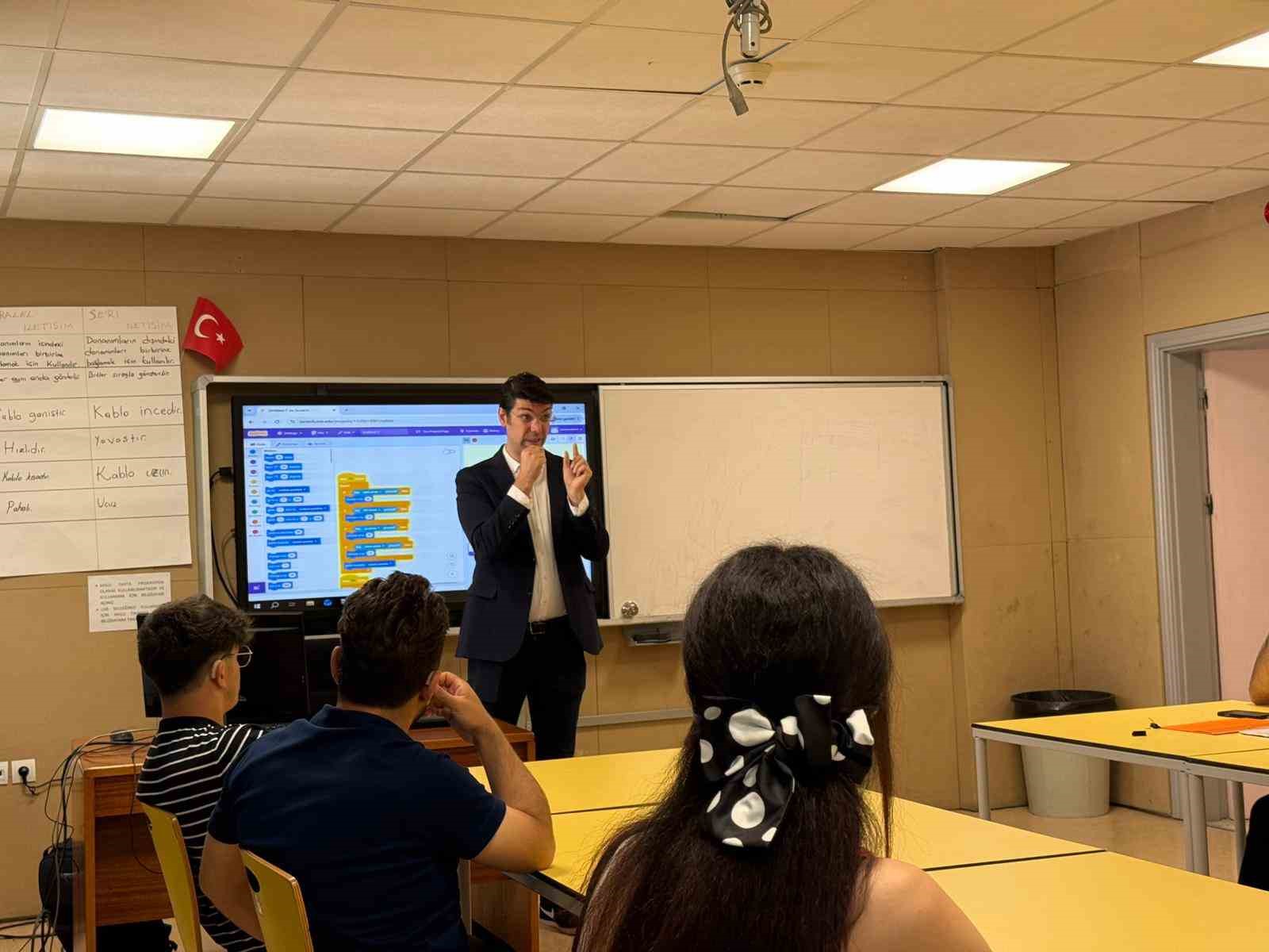 Türkiye’nin ilk doktoralı işitme engelli mühendisi ‘Özel’ öğrencilere ders veriyor 11 turkiyenin ilk doktorali isitme engelli muhendisi ozel ogrencilere ders veriyor 7 NLq3KTM3