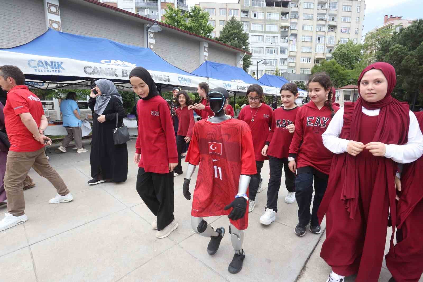 Türkiye’nin nüfusa kayıtlı robotu CANİKMAN öğrencilerle buluştu 5 turkiyenin nufusa kayitli robotu canikman ogrencilerle bulustu 1 TKIWO1fA
