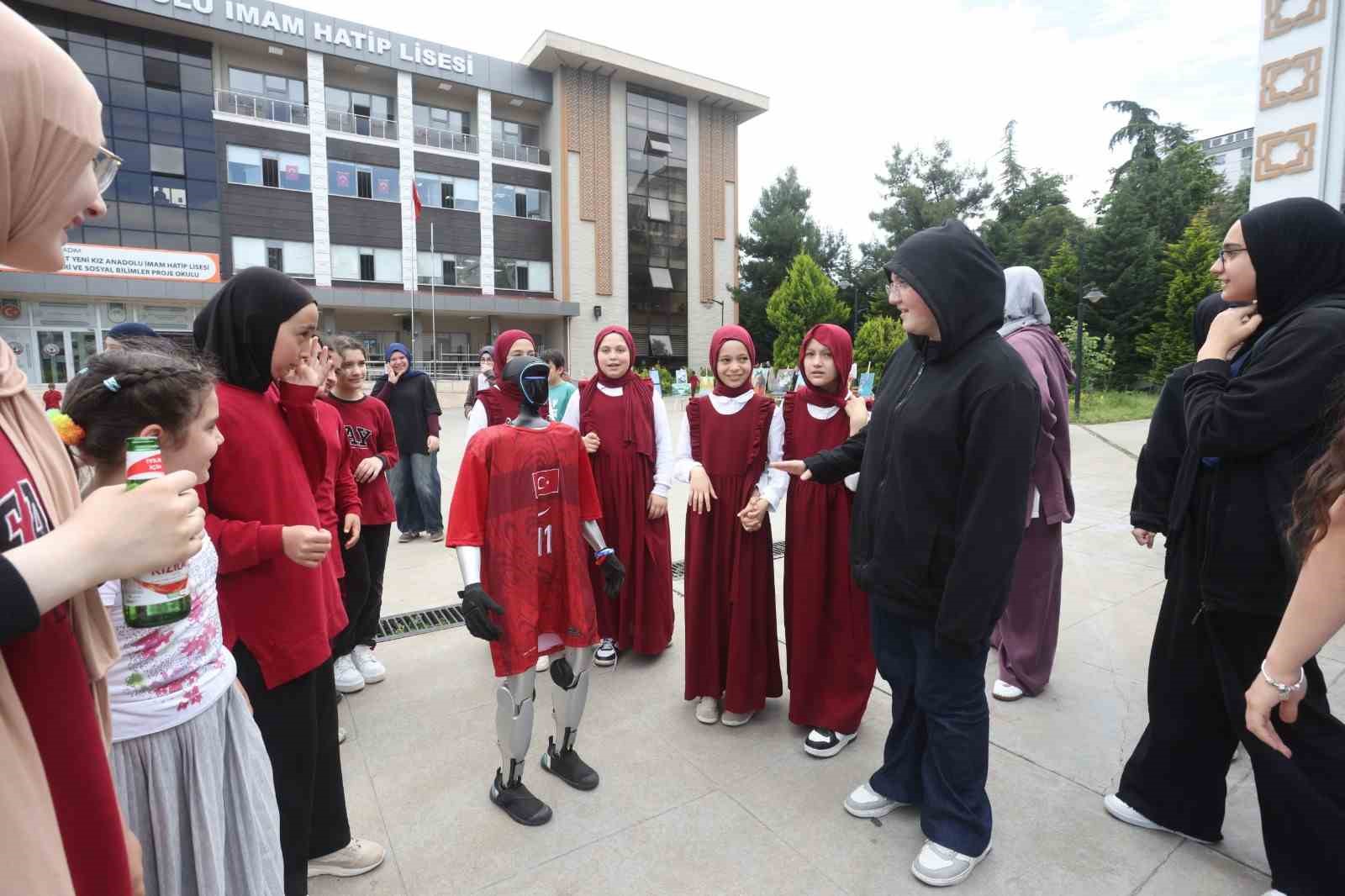 Türkiye’nin nüfusa kayıtlı robotu CANİKMAN öğrencilerle buluştu 8 turkiyenin nufusa kayitli robotu canikman ogrencilerle bulustu 4 eFGVeDQd