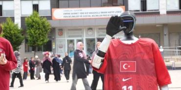 turkiyenin-nufusa-kayitli-robotu-canikman-ogrencilerle-bulustu-RQqEPCyj.jpg
