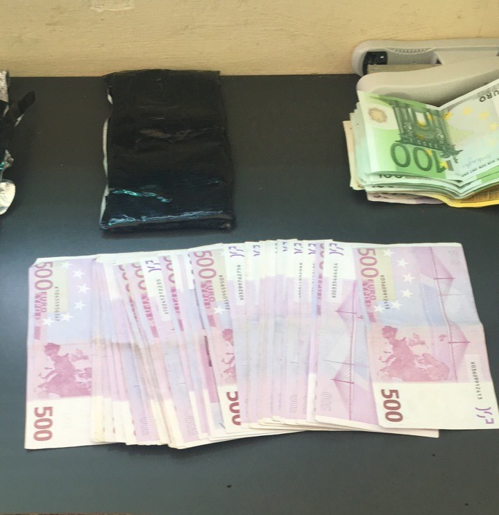 turkiyeye gelmek isteyen tirlardaki 85 bin euro ve 426 gram altin komsuya takildi 2 gIS5jmFi