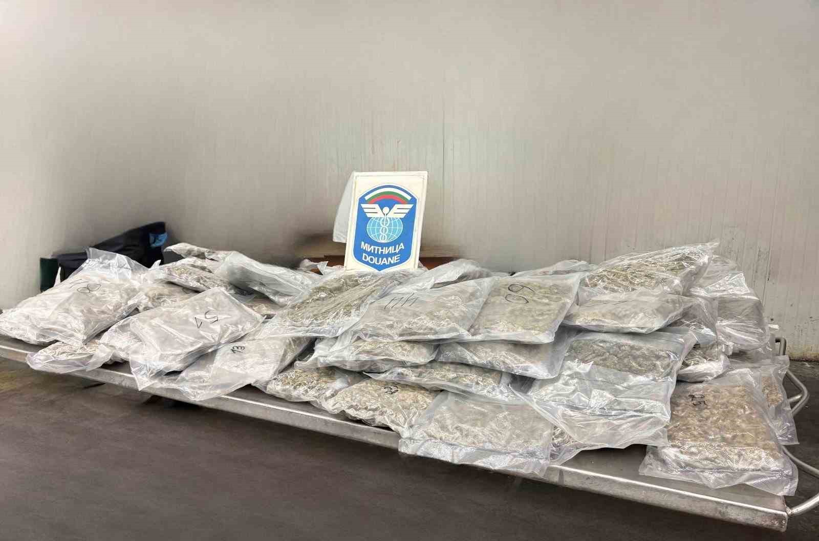 Türkiye’ye sokulmak istenen 22 kilo 560 esrar sınırda yakalandı 4 turkiyeye sokulmak istenen 22 kilo 560 esrar sinirda yakalandi 0 ReO7jN9i