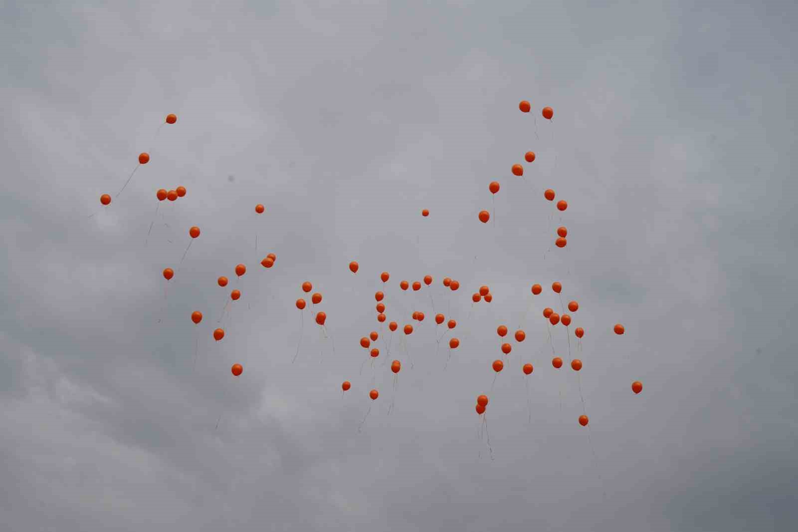 turuncu balonlarla siddete karsi kadinlardan ortak durus 2 pkEzfvWN