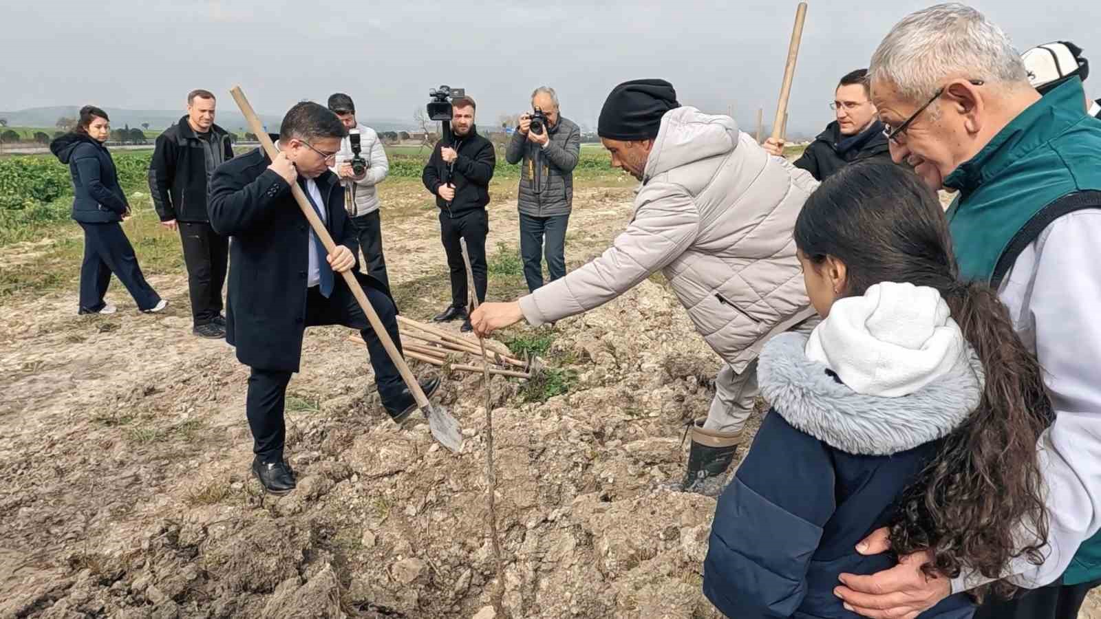 tusas sehidi ekici anisina 1000 meyve fidani toprakla bulusturuldu 0 M934Di6W