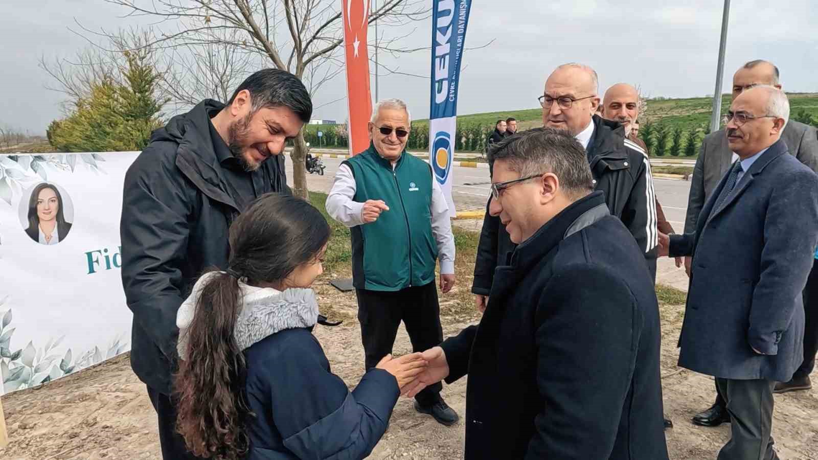 tusas sehidi ekici anisina 1000 meyve fidani toprakla bulusturuldu 5 iRWt97H7