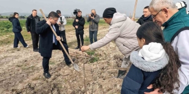 tusas-sehidi-ekici-anisina-1000-meyve-fidani-toprakla-bulusturuldu-TA1ct9NI.jpg