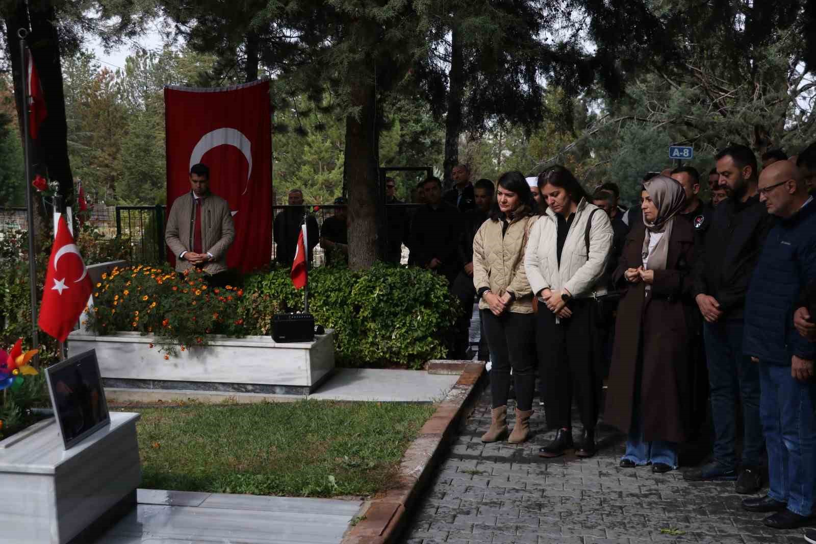 tusas teror saldirisinin uzerinden 1 yil gecti sehit guvenlik gorevlisi atakan sahin erdogan kabrinde 7Sk9VCZY