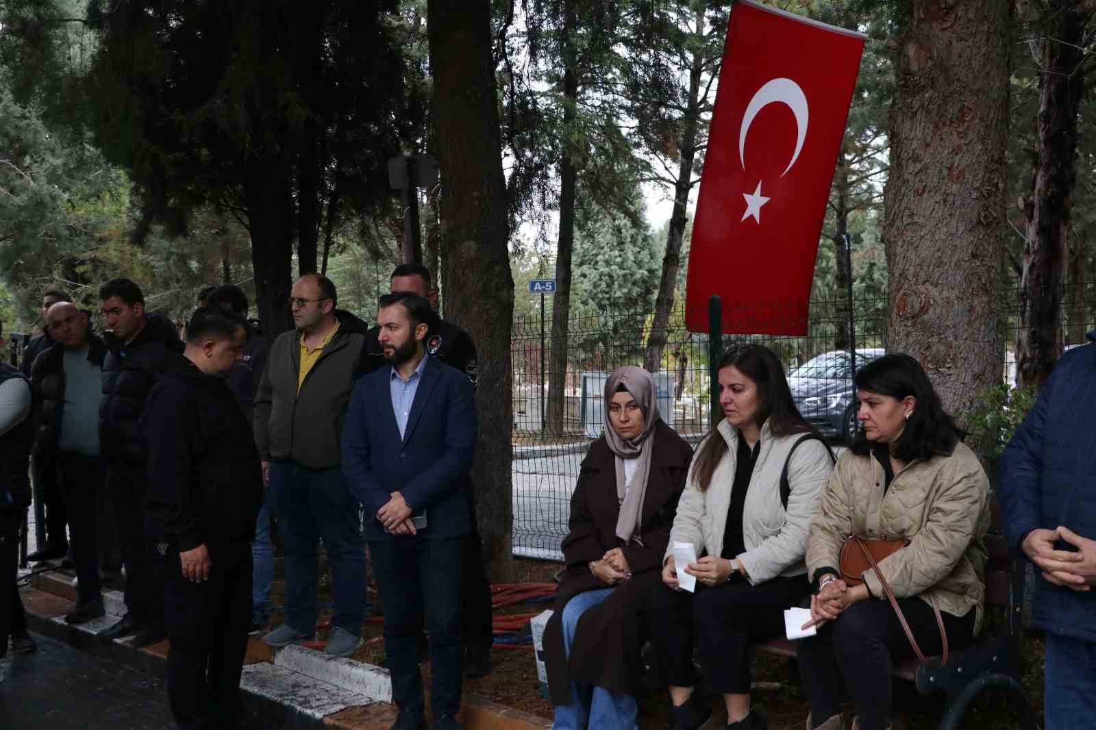 tusas teror saldirisinin uzerinden 1 yil gecti sehit guvenlik gorevlisi atakan sahin erdogan kabrinde