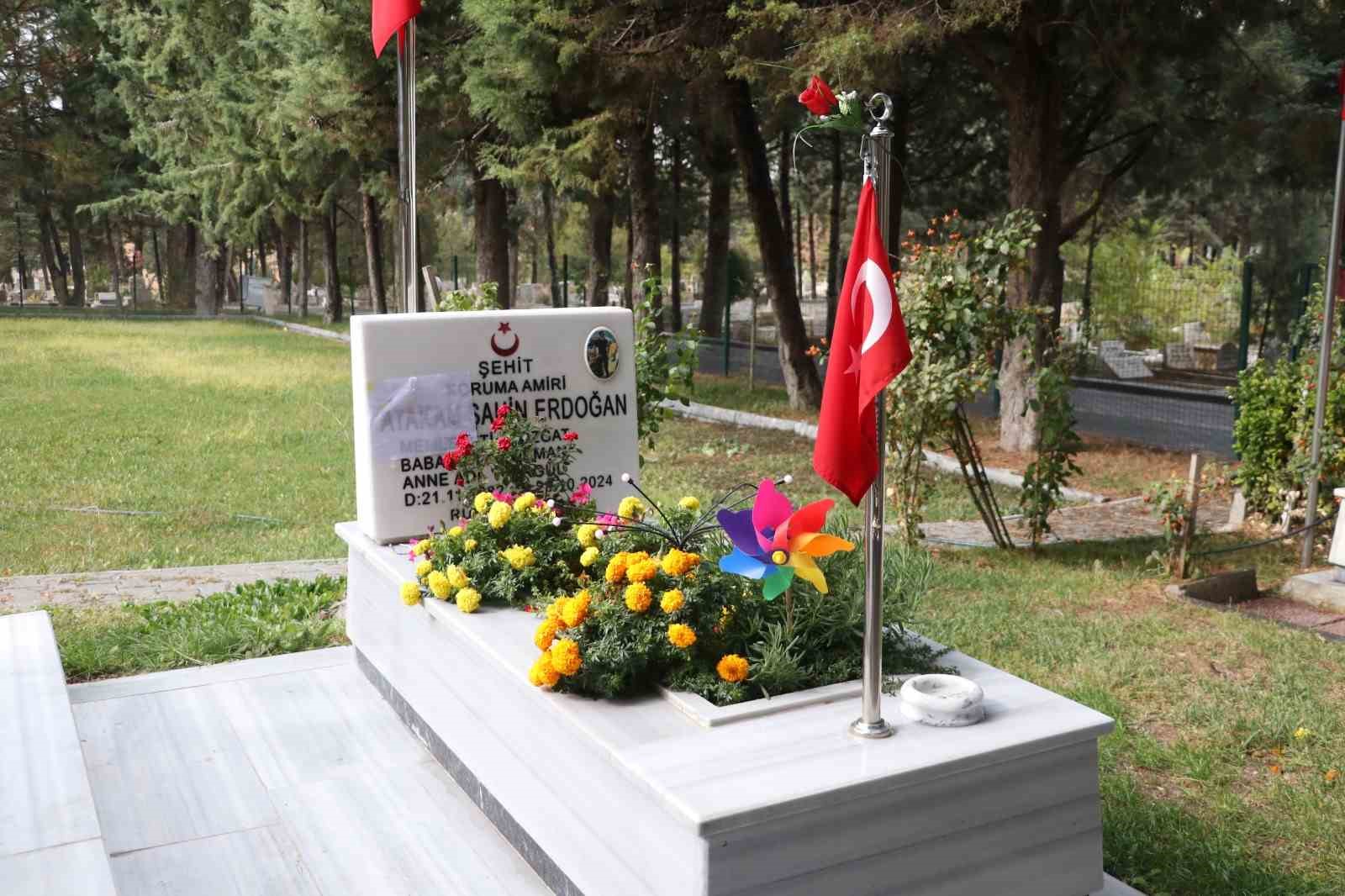 tusas teror saldirisinin uzerinden 1 yil gecti sehit guvenlik gorevlisi atakan sahin erdogan kabrinde C2PGi8cS
