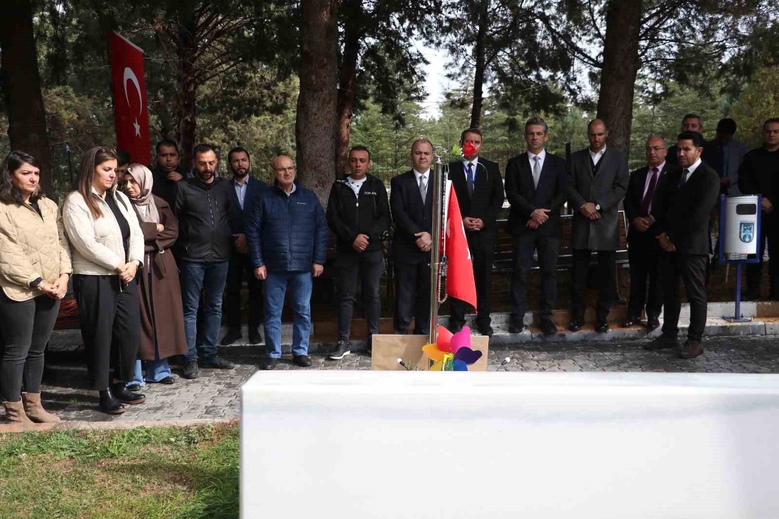 tusas teror saldirisinin uzerinden 1 yil gecti sehit guvenlik gorevlisi atakan sahin erdogan kabrinde I17LuTIm
