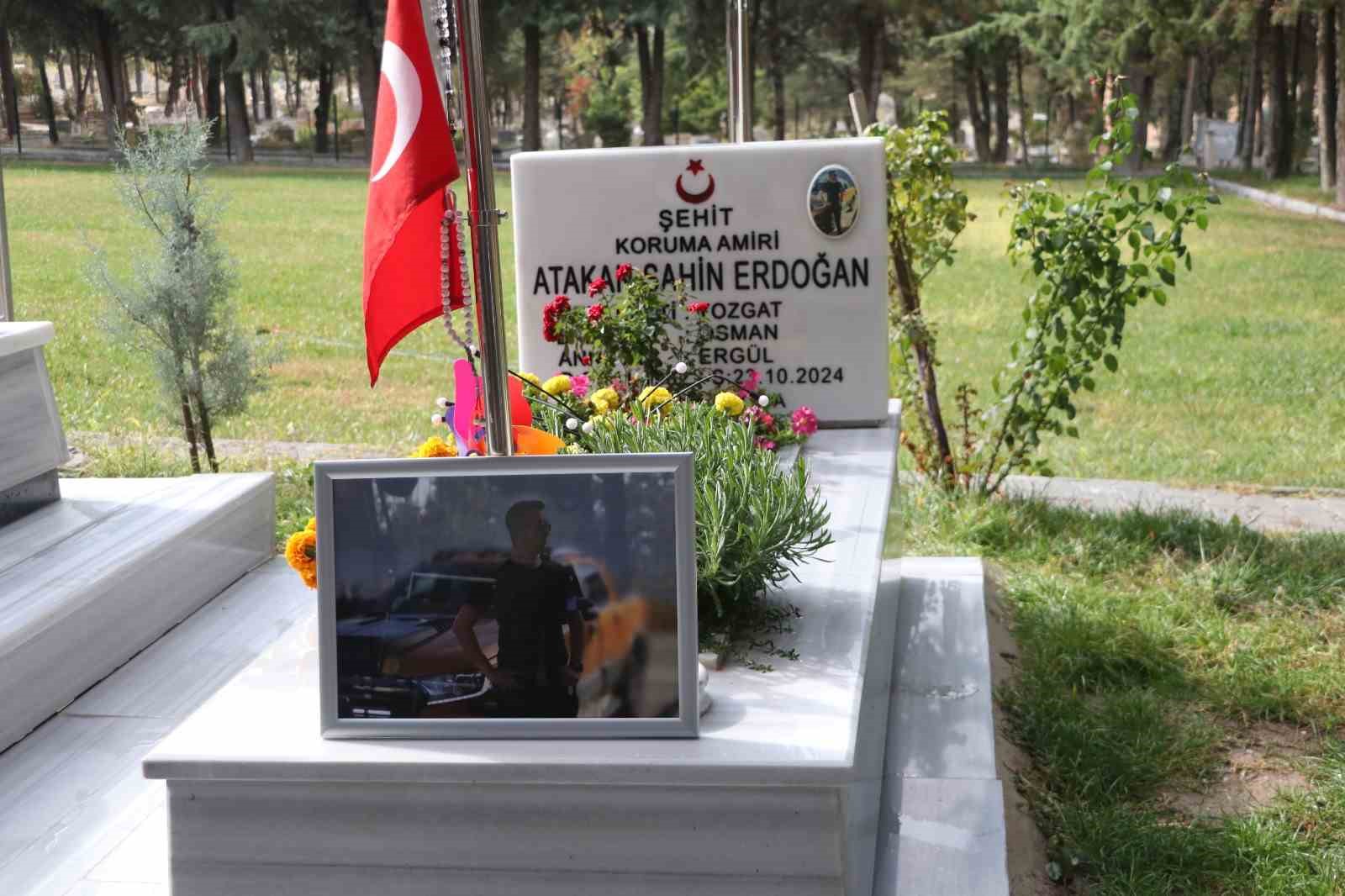 tusas teror saldirisinin uzerinden 1 yil gecti sehit guvenlik gorevlisi atakan sahin erdogan kabrinde Z16v6WJ8