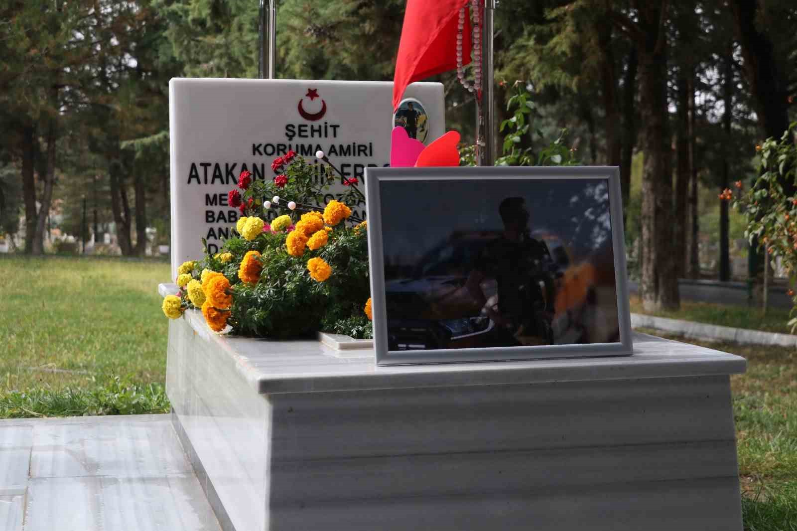 tusas teror saldirisinin uzerinden 1 yil gecti sehit guvenlik gorevlisi atakan sahin erdogan kabrinde aFvAXRV6