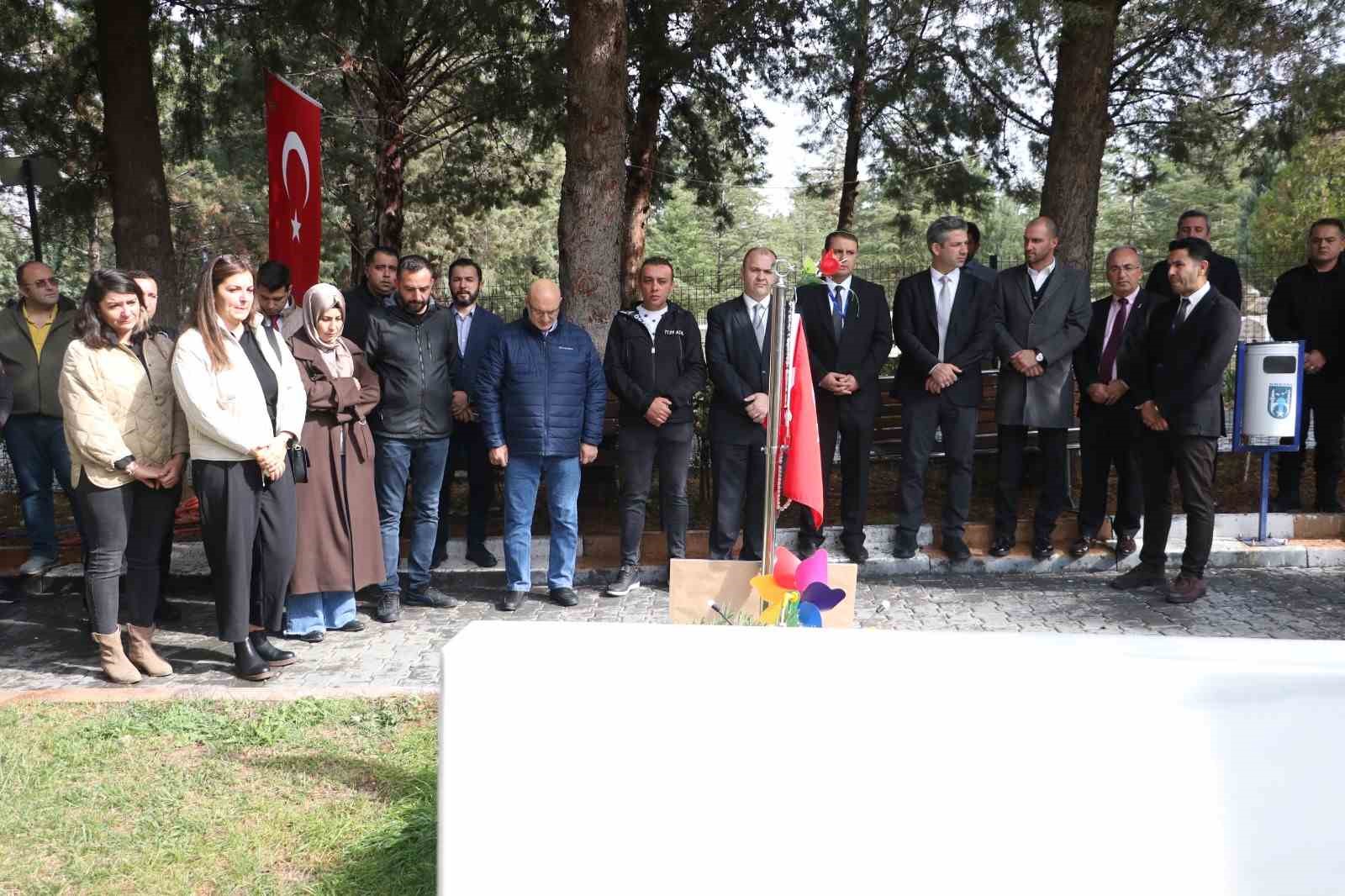 tusas teror saldirisinin uzerinden 1 yil gecti sehit guvenlik gorevlisi atakan sahin erdogan kabrinde fYAwCk74