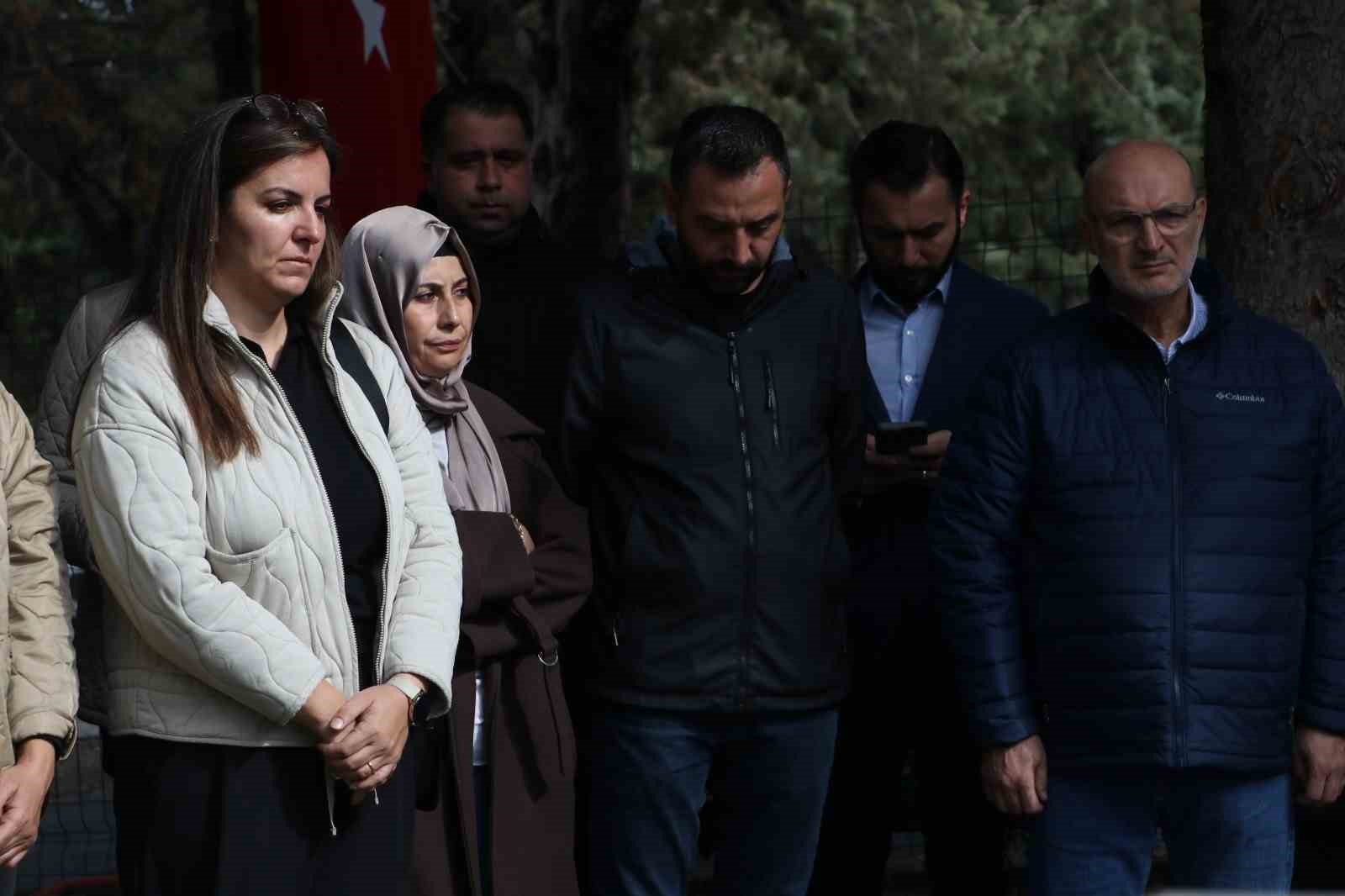 tusas teror saldirisinin uzerinden 1 yil gecti sehit guvenlik gorevlisi atakan sahin erdogan kabrinde mKNLYy5Y