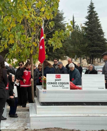tusasa-duzenlenen-teror-saldirisi-sehitleri-yil-donumunde-kabri-basinda-anildi-a5pPtYLD.jpg