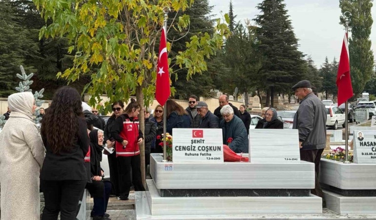 tusasa-duzenlenen-teror-saldirisi-sehitleri-yil-donumunde-kabri-basinda-anildi-a5pPtYLD.jpg