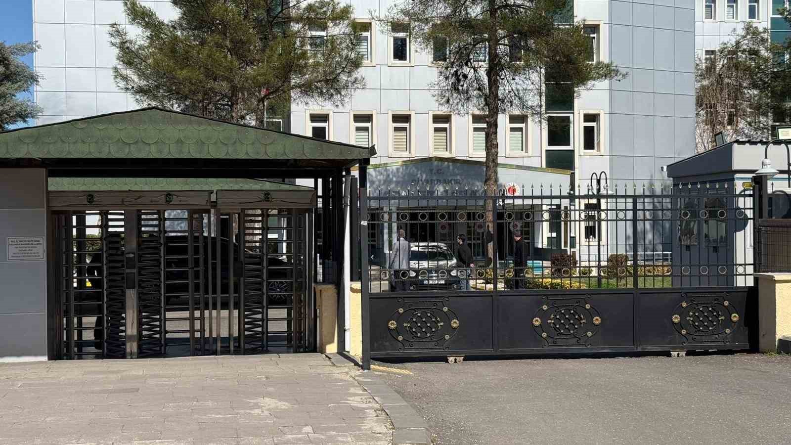 tutuklanan sahis kacmaya calisirken ayagindan vurulup yakalandi 2 EeEbSCCa
