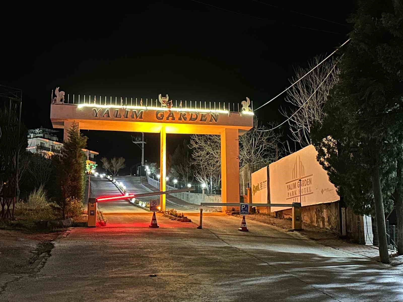 Tutuklu Başkan Yalım’ın sevgilisine aldığı milyonluk otomobil ve diğer araçlar, kayyım atanan otele getirildi 5 tutuklu baskan yalimin sevgilisine aldigi milyonluk otomobil ve diger araclar kayyim atanan otele getirildi Sg4XCNQV