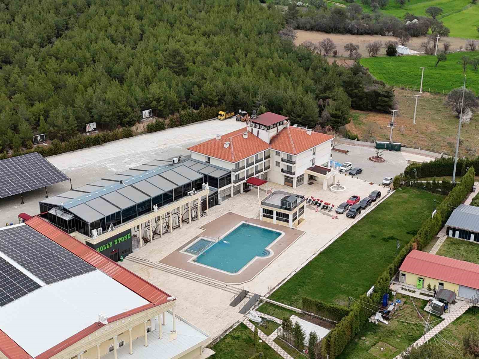 Tutuklu Başkan Yalım’ın sevgilisine aldığı milyonluk otomobil ve diğer araçlar, kayyım atanan otele getirildi 7 tutuklu baskan yalimin sevgilisine aldigi milyonluk otomobil ve diger araclar kayyim atanan otele getirildi YTdmSwi5