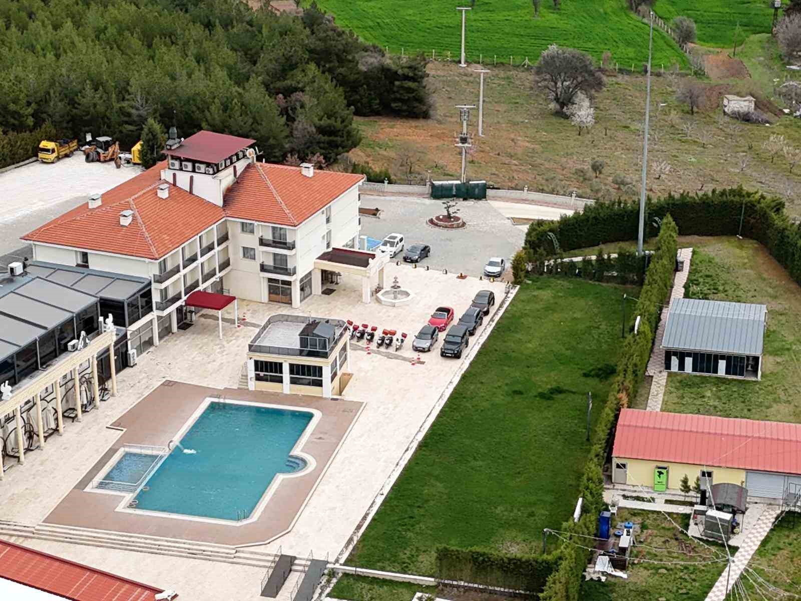 Tutuklu Başkan Yalım’ın sevgilisine aldığı milyonluk otomobil ve diğer araçlar, kayyım atanan otele getirildi 8 tutuklu baskan yalimin sevgilisine aldigi milyonluk otomobil ve diger araclar kayyim atanan otele getirildi a7sSzR6e