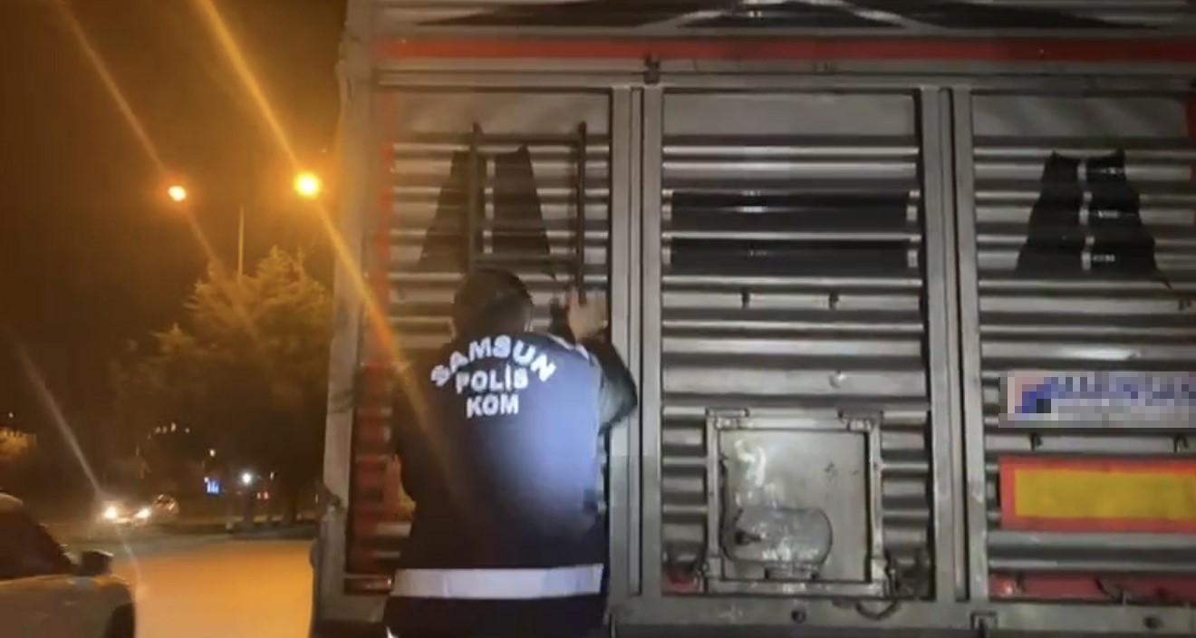tutun operasyonunda tirdan 215 kilo kacak tutun cikti 0 geyXKHnR