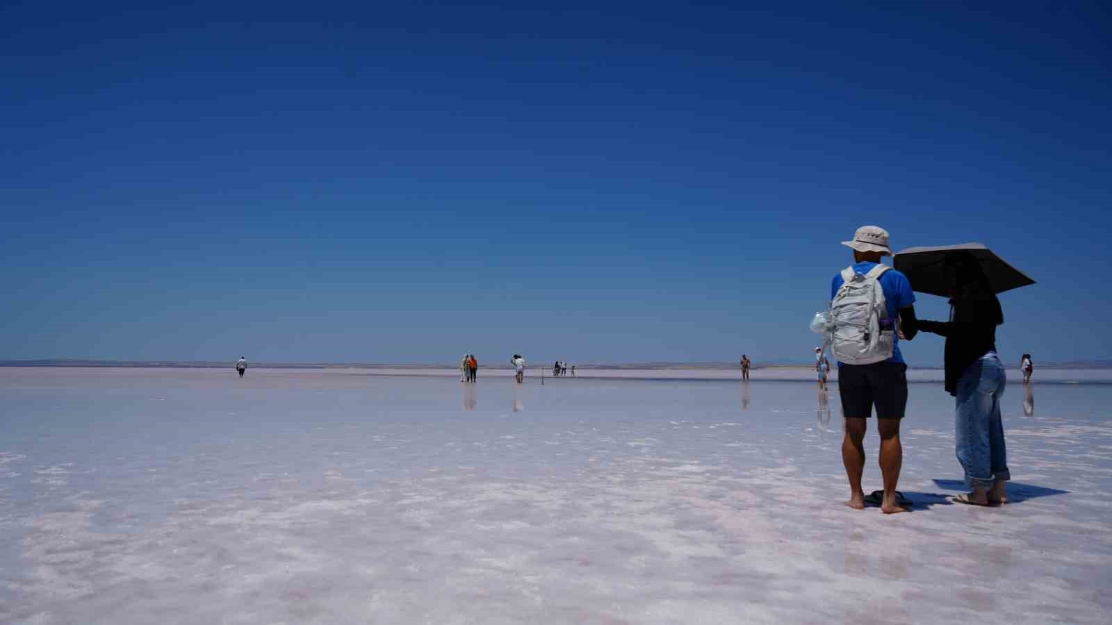 tuz golu pembe renge burundu turistler bolgeye akin etti 0 Q2JXUWR4