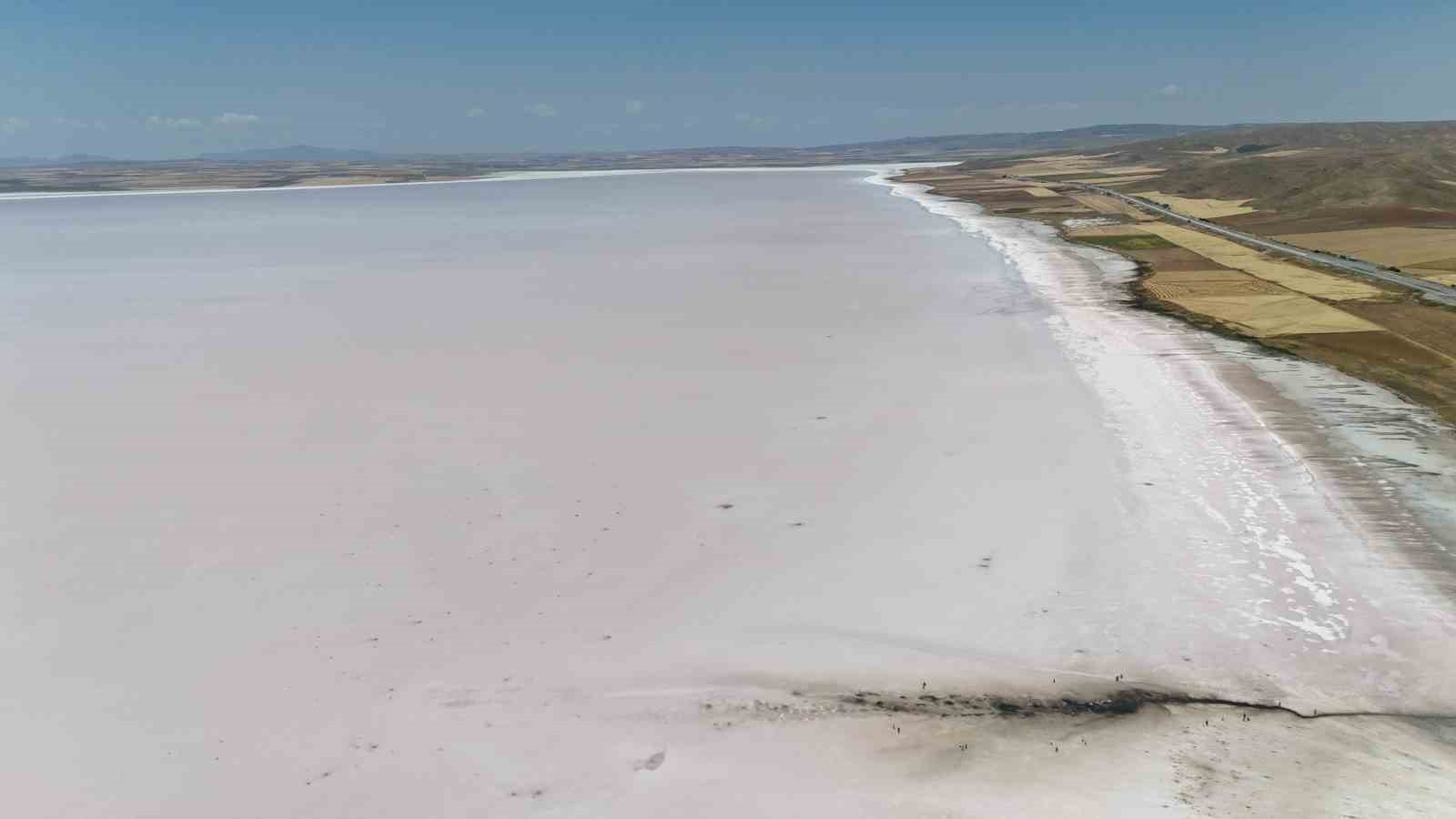 tuz golu pembe renge burundu turistler bolgeye akin etti 2 qEn1JRWE