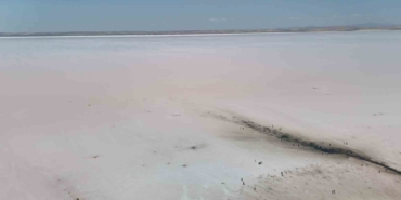 tuz-golu-pembe-renge-burundu-turistler-bolgeye-akin-etti-jCgvjLWP.jpg