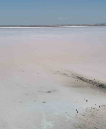 tuz-golu-pembe-renge-burundu-turistler-bolgeye-akin-etti-jCgvjLWP.jpg