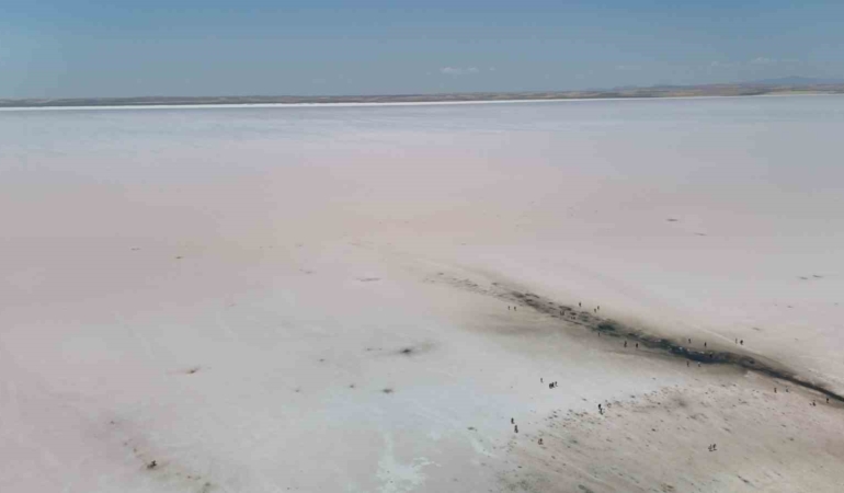 tuz-golu-pembe-renge-burundu-turistler-bolgeye-akin-etti-jCgvjLWP.jpg