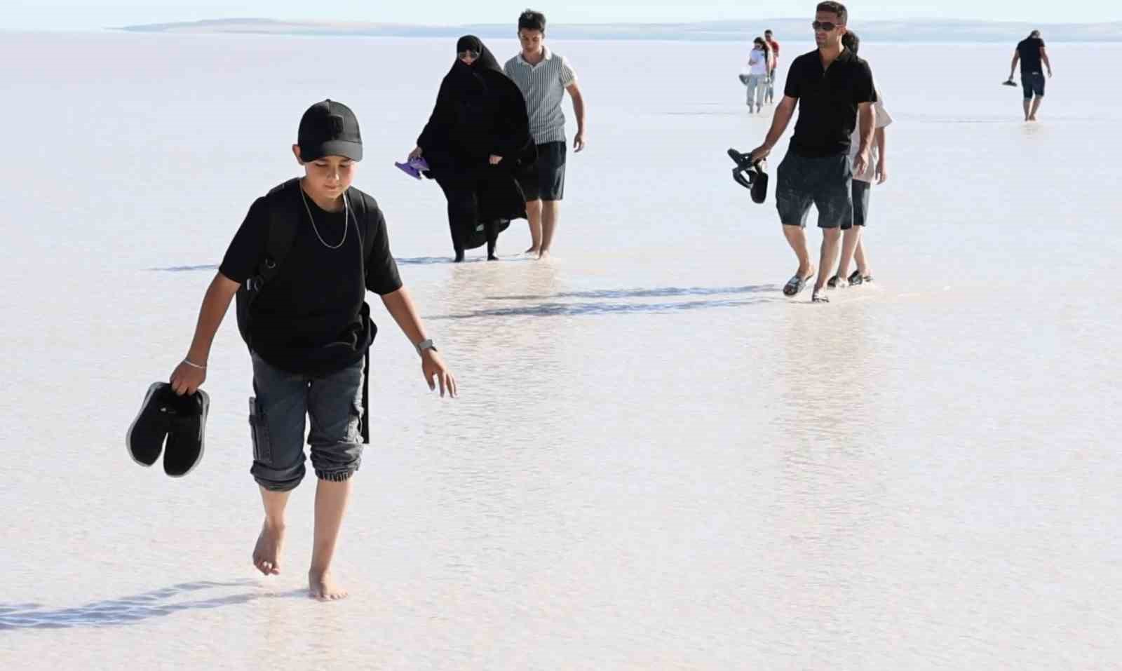 tuz golunde ciplak ayakla yuruyus sahilleri aratmiyor 12 FnHRYmOh