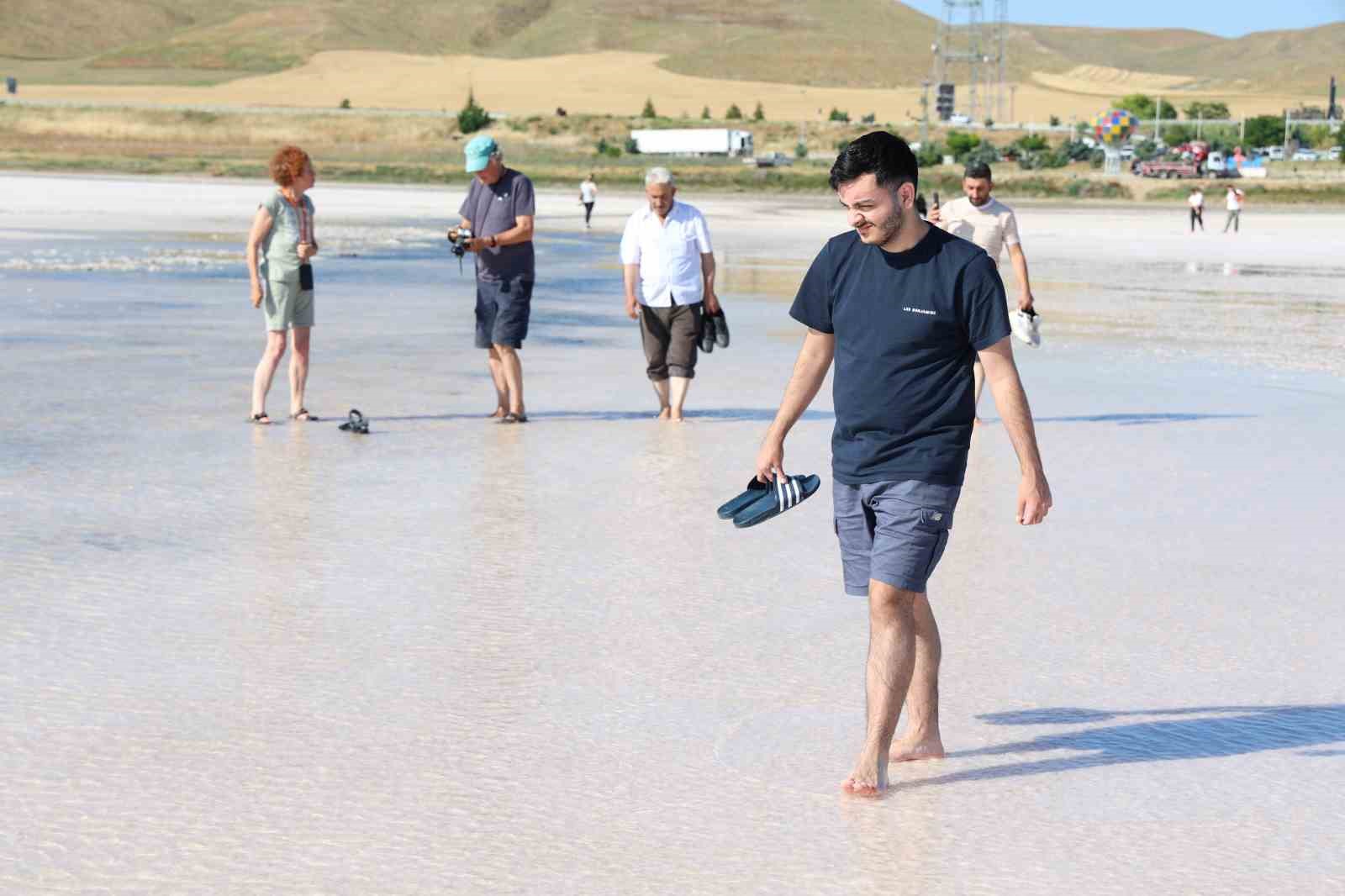 tuz golunde ciplak ayakla yuruyus sahilleri aratmiyor 3 wX9BOfKi