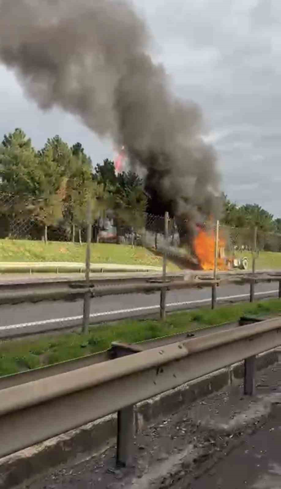 Tuzla’da seyir halindeki tır alev alev yandı 5 tuzlada seyir halindeki tir alev alev yandi 1 jCwhkele