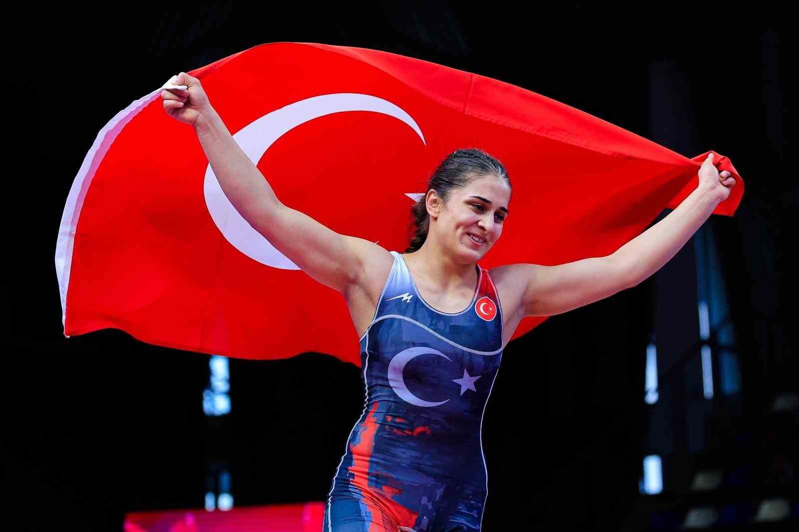 u17 avrupa gures sampiyonasinda ozdenur ozmerden altin madalya 1