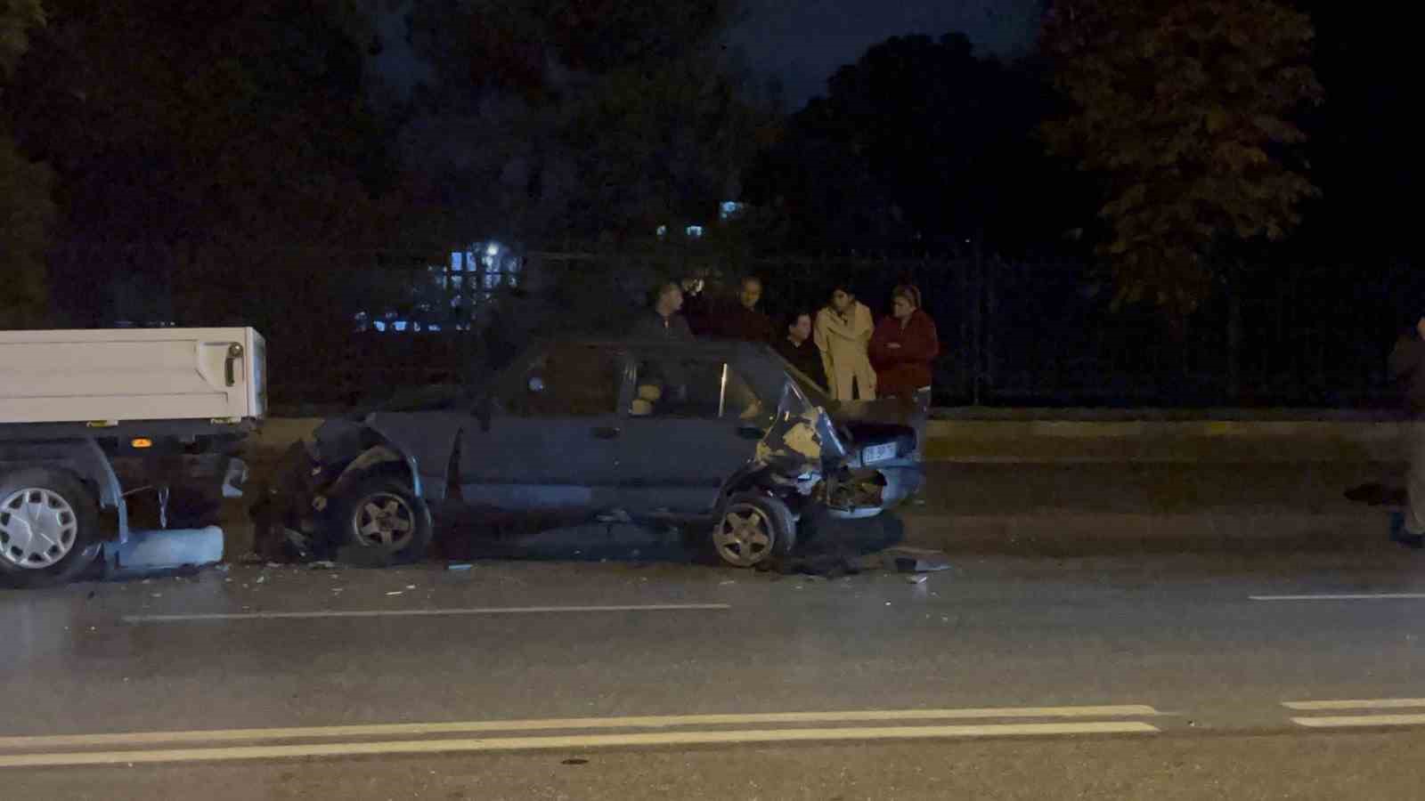 uc araca vurup yoluna devam etti karsi seritte otomobille kafa kafaya carpisti 1 yarali 65TGYnQW